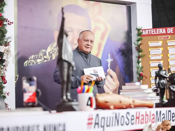 Fotografía cedida por Prensa del Ministerio de Interior de Venezuela de su titular, Diosdado Cabello, durante su programa de televisión 'Con el mazo dando' este miércoles, en Caracas (Venezuela)