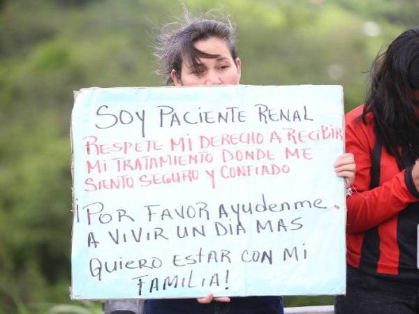 Un grupo de pacientes renales que mantenía bloqueada la carretera cerca de la posta de El Durazno en Tegucigalpa, fueron desalojados por policías.