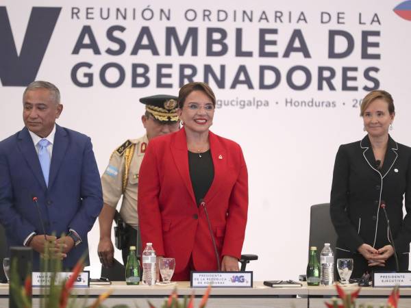 De izquierda a derecha, el primer ministro de Belice, Juan Antonio Briceño, la presidenta de Honduras, Xiomara Castro, la presidenta ejecutiva del Banco Centroamericano de Integración Económica (BCIE) Gisela Sánchez.