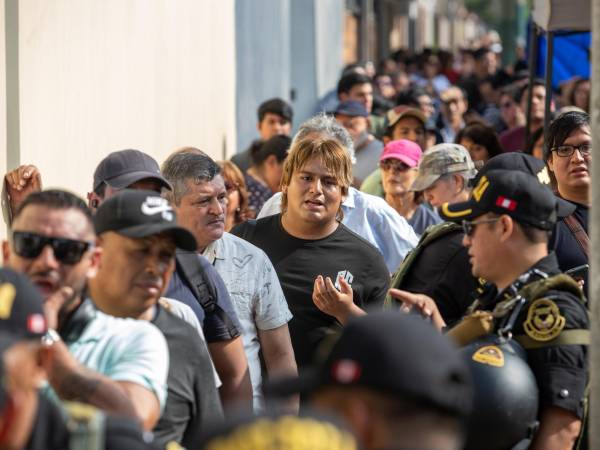 Personas esperan a las afueras del colegio Libertador San Martín para poder votar este domingo, en Lima (Perú). EFE/ Renato Pajuelo