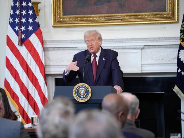 El presidente de Estados Unidos, Donald Trump, ofrece unas declaraciones durante el desayuno con senadores republicanos en el Comedor de Estado de la Casa Blanca, en Washington D. C.