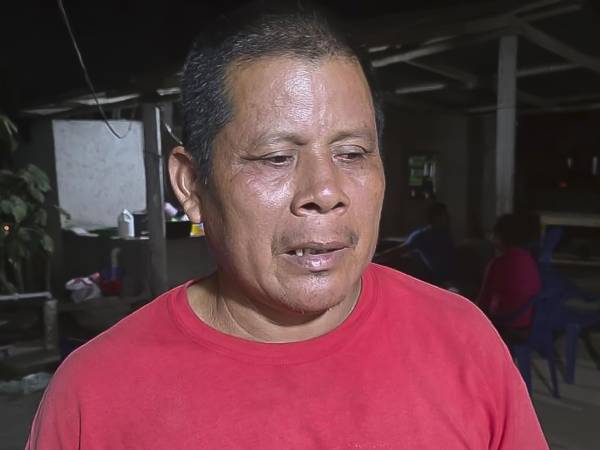 El campesino hondureño Armando Suchite habla durante una entrevista con EFE este jueves, en Rigores (Honduras).
