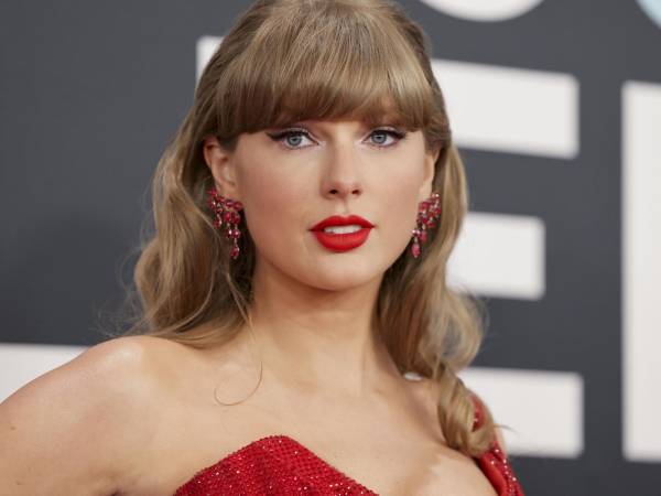 La cantante Taylor Swift está comprometida con el jugador de fútbol americano, Travis Kelce.