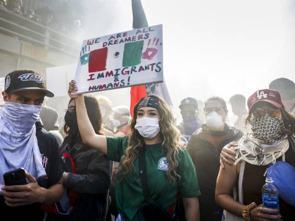 Al unísono de “qué vergüenza” cientos de personas se manifestaron el domingo en el centro de Los Ángeles por la presencia en la ciudad de la Guardia Nacional, enviada por el presidente Donald Trump, tras las protestas por las redadas migratorias ocurridas en el condado.