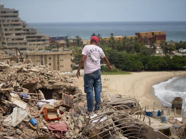 AME5390. CATIA LA MAR (VENEZUELA), 28/06/2026.- Una persona señala una zona afectada por los terremotos, este domingo, en Catia La Mar (Venezuela).