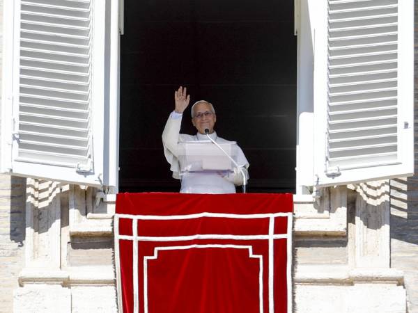El Papa León XIV dirige el rezo del Ángelus desde la ventana de su despacho con vistas a la Plaza de San Pedro, en la Ciudad del Vaticano, el 11 de octubre de 2026.
