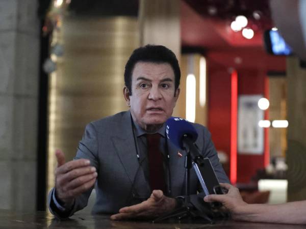 El candidato presidencial Salvador Nasralla, del conservador Partido Liberal de Honduras, habla durante una entrevista con EFE en Tegucigalpa previo a los comicios del 30 de noviembre.