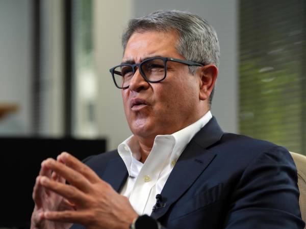 El expresidente de Honduras (2014-2022), Juan Orlando Hernández, habla en una entrevista con EFE el jueves, en Miami (Estados Unidos).