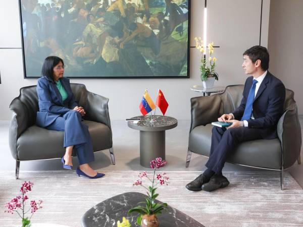 Fotografía cedida el Palacio de Miraflores de la presidenta encargada de Venezuela, Delcy Rodríguez (i), reunida con el embajador de China en Venezuela, Lan Hu, este jueves, en Caracas.