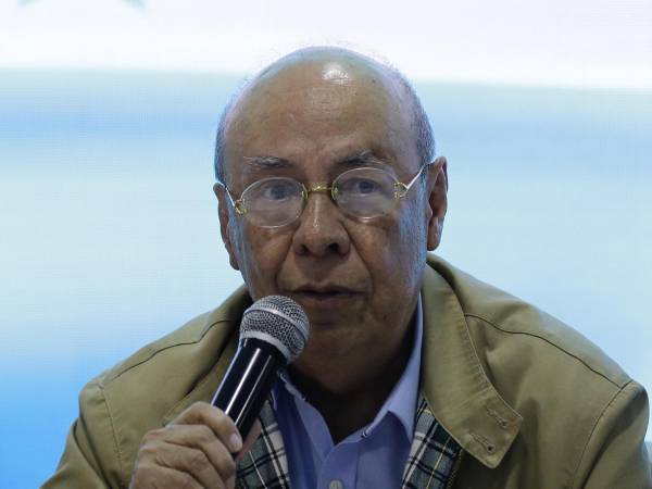 El coordinador de la Comisión Nacional de Campaña del Partido Liberal, Tomás Lozano, habla durante una rueda de prensa este lunes, en Tegucigalpa (Honduras).