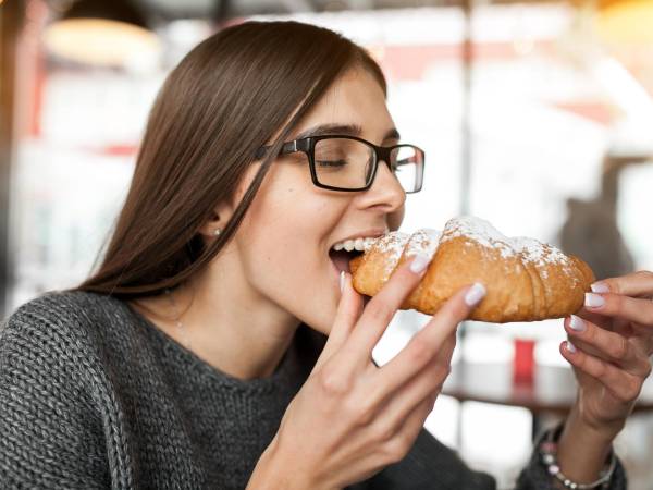 El pan <b>ha sido un alimento básico desde hace más de 10.000 años.</b> Últimamente se le atribuye ser la causa de la hipertensión y la diabetes, cuando estas condiciones crónicas son multifactoriales.De hecho, el consumo de ciertos tipos de pan está asociado con una reducción del riesgo de enfermedades cardiovasculares. El pan es fuente de <b>carbohidratos complejos, fibra dietética, vitaminas y minerales</b>.