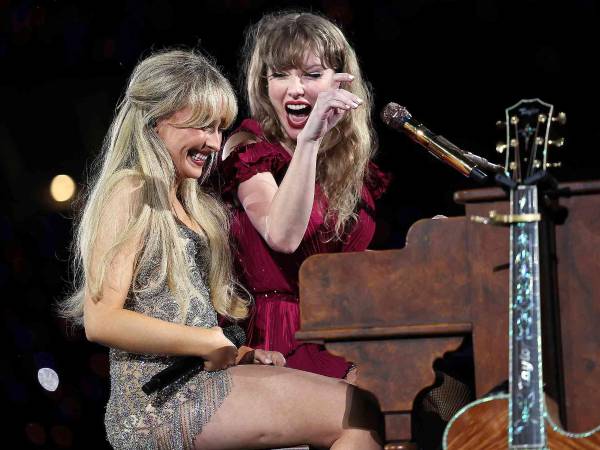 Taylor Swift y su amiga Sabrina Carpenter en un concierto de su gira “The Eras Tour”, el pasado mes de febrero.