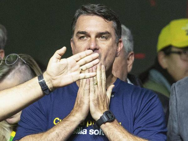 El senador brasileño y precandidato a la Presidencia de Brasil Flávio Bolsonaro reacciona durante el acto de presentación de las precandidaturas para las próximas elecciones en Brasil, en Curitiba (Brasil).