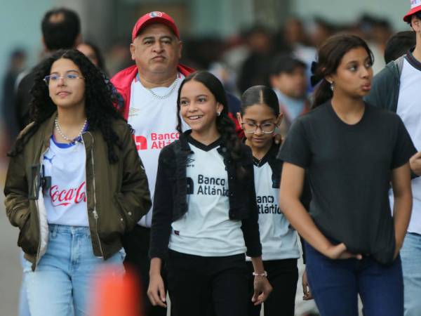 Hinchas de todas las edades arriban al Estadio Nacional.