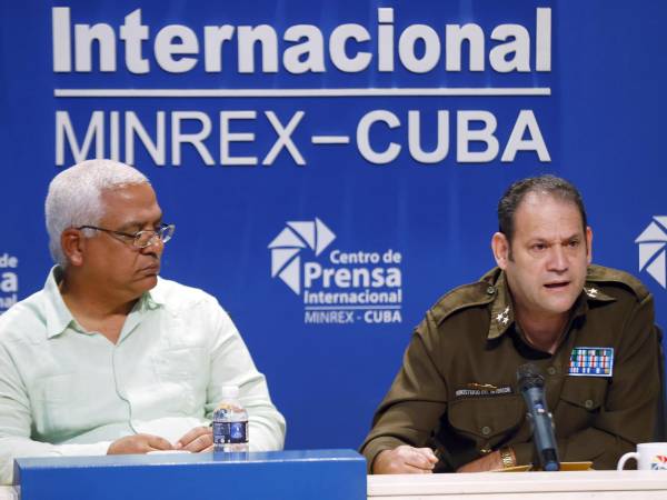 El ministro de Justicia, Oscar Manuel Silvera Martínez y el jefe del Minint, Juan Carlos Poey (d), hablan durante una rueda de prensa este jueves.