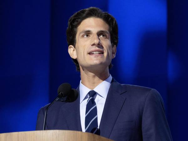 Fotografía de archivo, tomada en agosto de 2024, del nieto del fallecido presidente de EE.UU. John F. Kennedy, Jack Schlossberg, durante la Convención Nacional Demócrata, en Chicago (Illinois, EE.UU.). EFE/Michael Reynolds