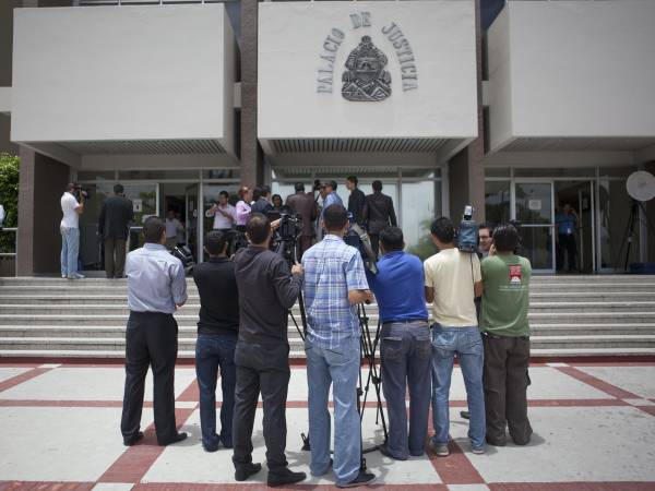 Fotografía de archivo de un grupo de periodistas apostados frente la Corte Suprema de Justicia de Honduras, en Tegucigalpa.