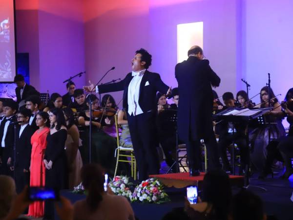 La Orquesta Sinfónica Victoriano López junto al tenor Marco Matute, durante una de sus piezas musicales ejecutadas.