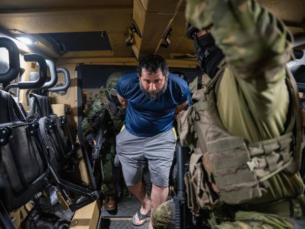 El narcotraficante José Adolfo Macías Villamar ('Fito'), el delincuente más buscado de Ecuador recapturado el miércoles tras haberse fugado de la prisión hace cerca de año y medio, se encontraba en un búnker subterráneo construido dentro de una vivienda, según contó el ministro del Interior, John Reimberg.