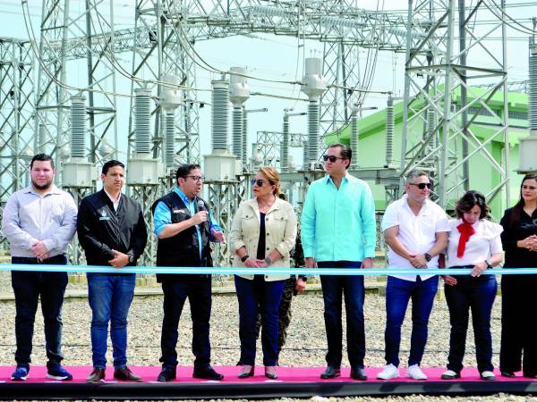 La presidenta Xiomara Castro y funcionarios de su gobierno inauguran la ampliación de la subestación San Pedro Sula Sur. Foto: Héctor Paz.