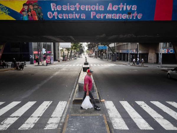 Caracas amaneció este domingo ralentizada, con calles vacías, muy poca circulación de vehículos y comercios con largas filas de compradores un día después del ataque de EE.UU. en algunos puntos de esta capital y otras zonas aledañas y de la captura del presidente Nicolás Maduro y de su esposa, Cilia Flores.