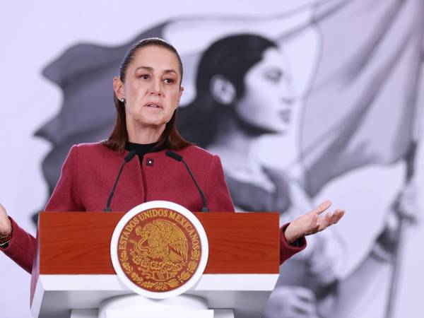 La presidenta de México, Claudia Sheinbaum, habla durante una rueda de prensa en la que afirmó que el vídeo del Cartel de Sinaloa sobre matanza de diez personas no es real, este lunes en el Palacio Nacional de Ciudad de México (México). EFE/Mario Guzmán