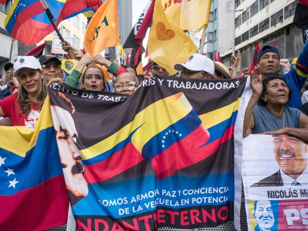 Chavistas sostienen carteles en una manifestación el viernes, en Caracas.