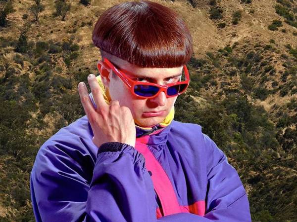 El artista estadounidense Oliver Tree falleció el domingo a los 32 años en un accidente aéreo en Brasil, poniendo fin a la carrera de un músico que, detrás de una imagen caricaturesca y viral en internet, construyó una propuesta musical marcada por la vulnerabilidad, la soledad y la sensación de no encajar. Con su corte de tazón, gafas rojas y atuendos extravagantes, Oliver Tree parecía diseñado para la era de los memes.