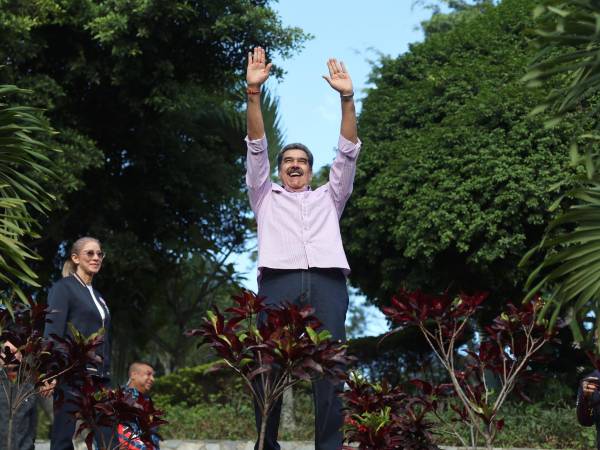 El presidente de Venezuela, Nicolás Maduro, saluda a simpatizantes durante la Gran Marcha de la juventud comunera este jueves, en Caracas (Venezuela).
