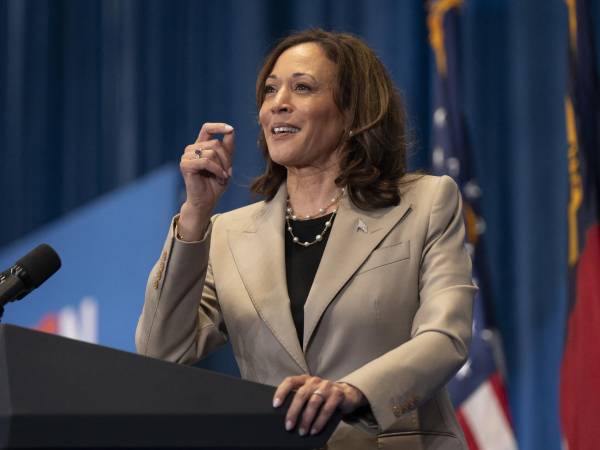 Kamala Harris puede convertirse en la candidata demócrata si Biden da un paso al lado, según medios locales.