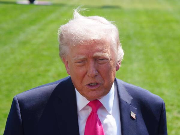 El presidente de los Estados Unidos, Donald Trump, habla con periodistas en la Casa Blanca en Washington (Estados Unidos).