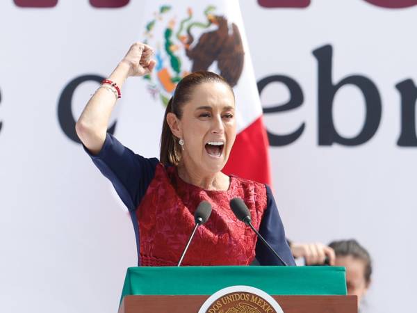 La presidenta de México, Claudia Sheinbaum, habla durante la celebración del séptimo aniversario de la llamada Cuarta Transformación este sábado, en la explanada del Zócalo en Ciudad de México.