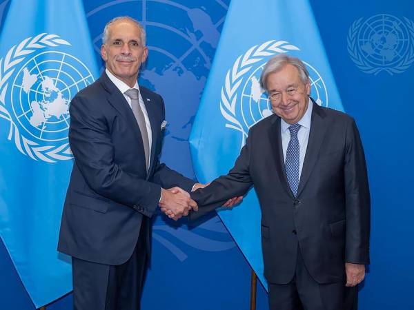 El secretario general de la ONU, António Guterres, saluda al presidente de Honduras, Nasry Asfura, este 23 de septiembre, en el marco de la Asamblea General de la ONU, en Nueva York (NY, EE.UU.).