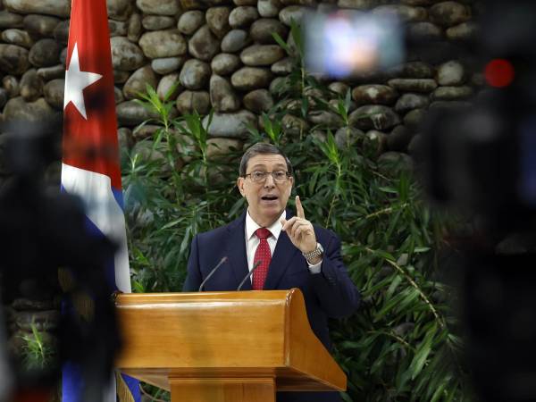 El ministro de Relaciones Exteriores cubano, Bruno Rodríguez, habla durante la presentación del informe de Cuba contra el embargo de EE.UU. en La Habana (Cuba).