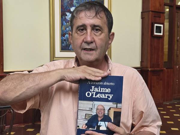 Fotografía del 2 junio de 2026 que muestra al escritor español Alejandro Fernández posando en una entrevista con EFE en San Pedro Sula (Honduras).EFE/ Germán Reyes