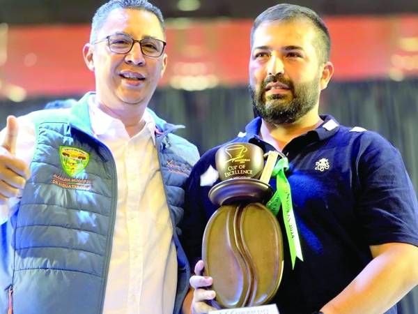 <b>Benjamín Paz recibe el premio al primer lugar de la vigésima edición de Taza de Excelencia.</b>