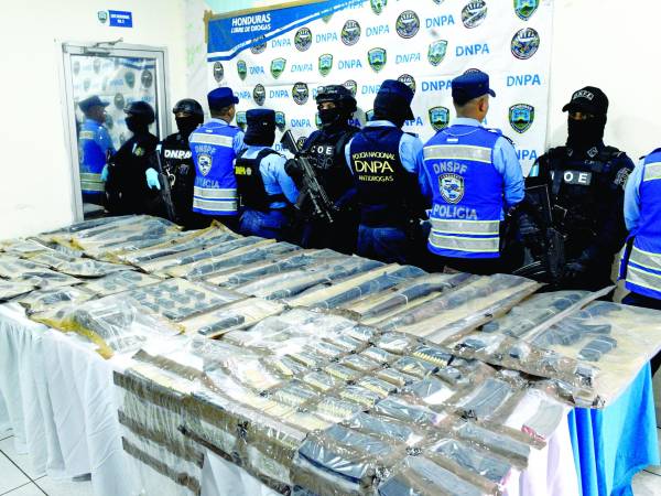 El decomiso está valorado en unos tres millones de lempiras. Entre lo decomisado hay fusiles AR-15, considerados armas de guerra por su potencia.