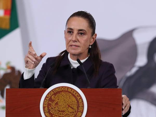 La presidenta de México, Claudia Sheinbaum, habla durante una rueda de prensa en Palacio Nacional de la Ciudad de México (México).