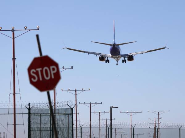 Un avión desciende para aterrizar en el Aeropuerto Internacional de Los Ángeles (LAX) en Los Ángeles, California, EE.UU.