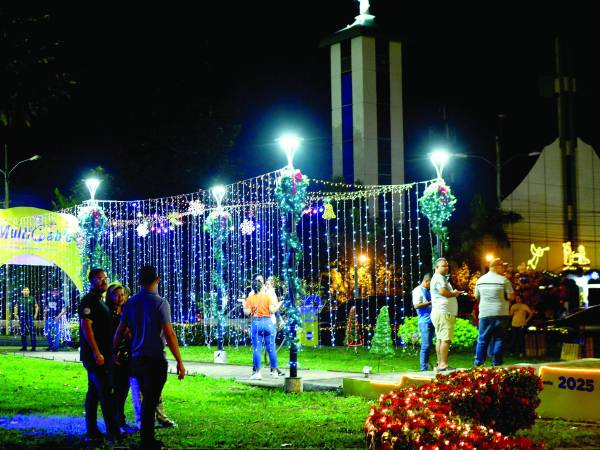 <b>Decenas de familias disfrutan de la villa navideña. Fotos: HÉCTOR PAZ</b>