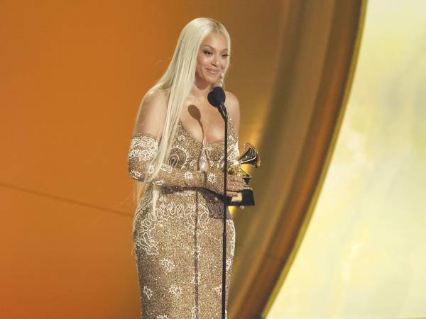 Beyoncé recibió su premio con un vestido dorado.