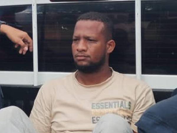 Erick Fulgencio Mota en una patrulla de la Policías de Honduras después de ser capturado.