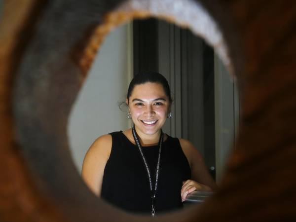 La cineasta Andrea Ro Riggen habla durante una entrevista con EFE, este jueves en la 39 edición del Festival Internacional de Cine en Guadalajara (FICG).