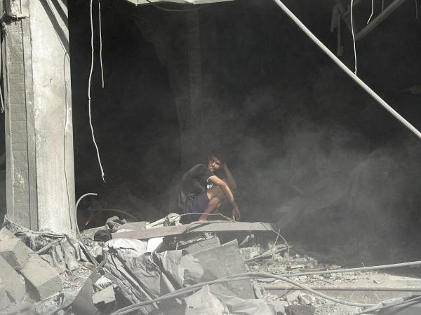 Imagen reciente de la destrucción causada por un ataque aéreo israelí en el centro de Gaza. EFE
