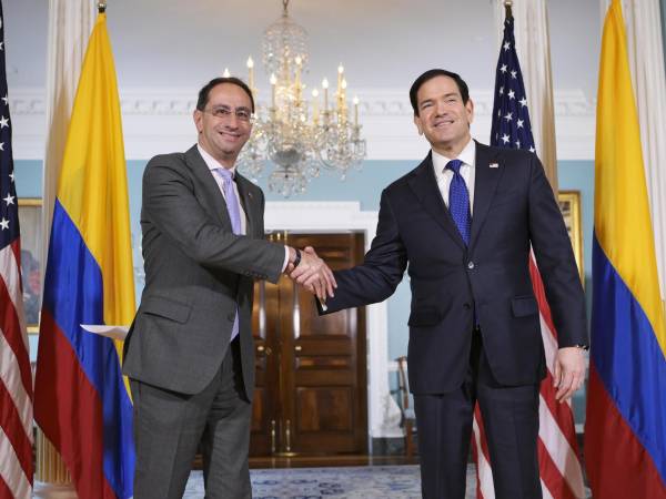 El secretario de Estado de Estados Unidos, Marco Rubio (d), posa junto al vicepresidente electo de Colombia, José Manuel Restrepo, previo a una reunión este miércoles, en el Departamento de Estado en Washington (Estados Unidos).