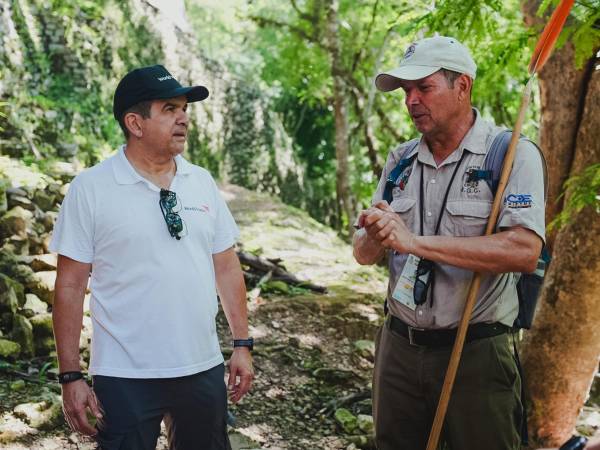 Fotografía sin fecha específica de toma cedida por World Vision que muestra a su director regional para América Latina y el Caribe, Joao Diniz (i), hablando.