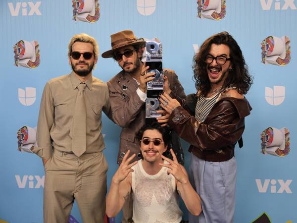 Los integrantes de Morat posan con los premios a canción pop rock y álbum pop durante los Premios Juventud en Ciudad de Panamá (Panamá).