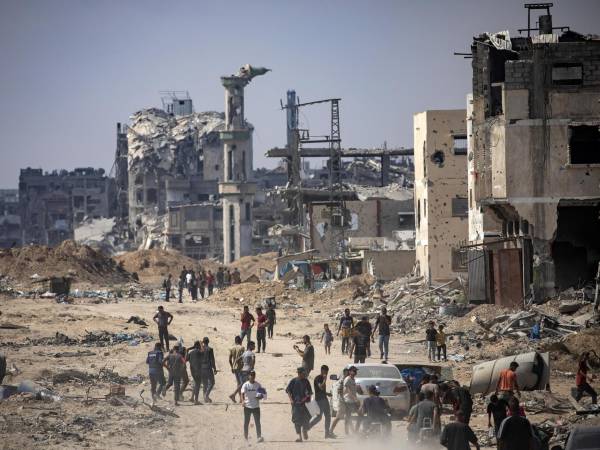 Palestinos desplazados inspeccionan la zona destruída después de una operación militar terrestre de las fuerzas israelíes, en el campamento de Khan Younis, en el sur de la Franja de Gaza, el 30 de agosto de 2024. EFE/EPA/HAITHAM IMAD