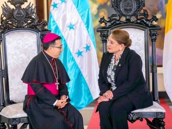 Monseñor Simón Bolívar Sánchez Carrión y Xiomara Castro.