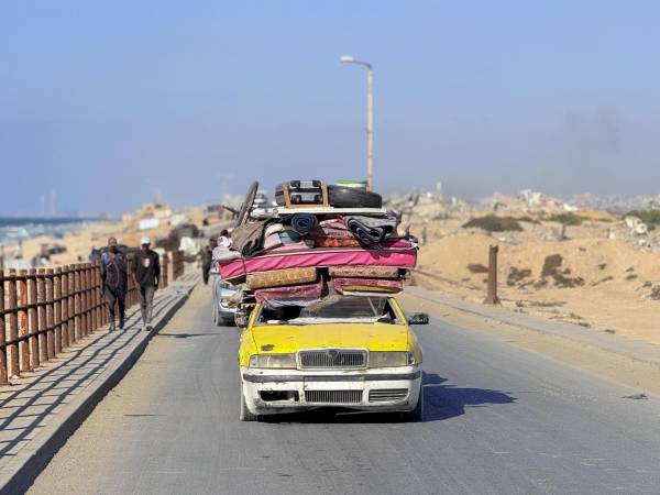Miles de personas se desplazan este viernes desde la ciudad de Gaza hacia el sur de la Franja de Gaza, tras las órdenes de evacuación forzosa israelíes y los constantes bombardeos. EFE/ Ahmad Awad